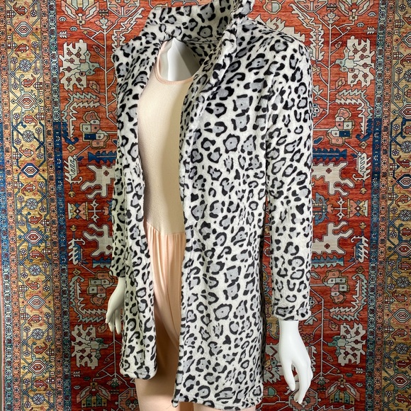 NWOT Grey Leopard Print Teddy Coat - Picture 3 of 8